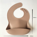 Babador de silicone prático na alimentação de bebês