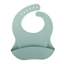 Babador de silicone prático na alimentação de bebês