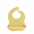 Babador de silicone prático na alimentação de bebês