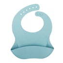 Babador de silicone prático na alimentação de bebês