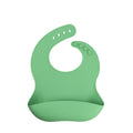 Babador de silicone prático na alimentação de bebês